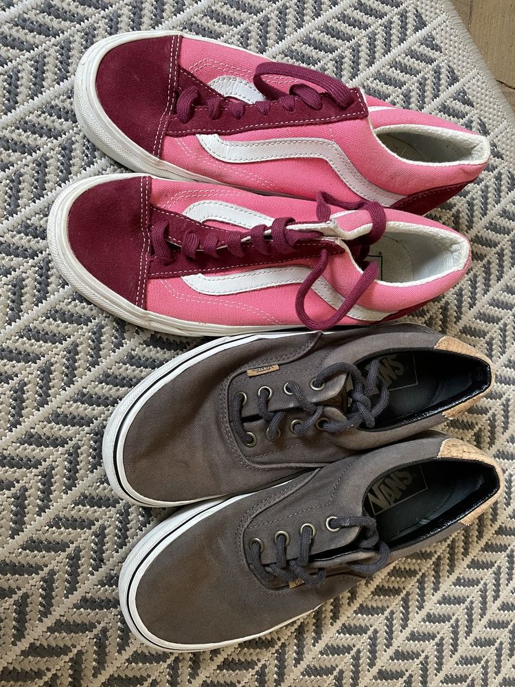 2 pares de vans. Umas rosa e outras com corticça