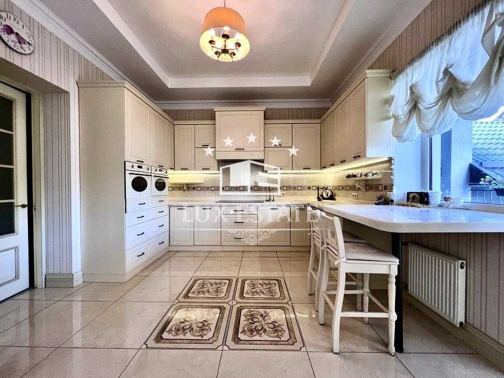 В продаже дом с бассейном в районе Лысой Горы