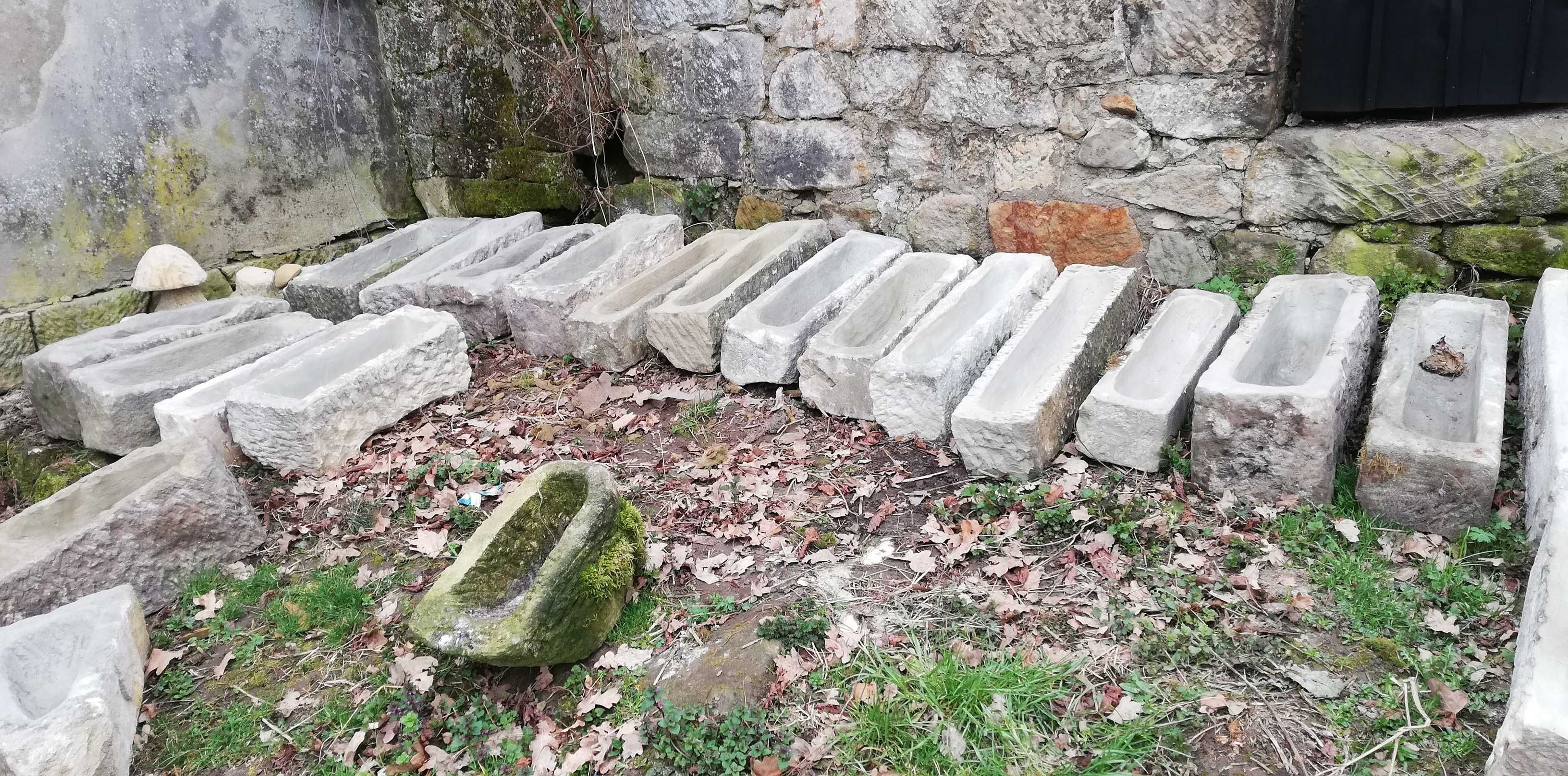 Donica poidelko wykonane z piaskowca