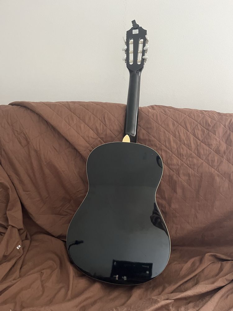 Guitarra acustica preta