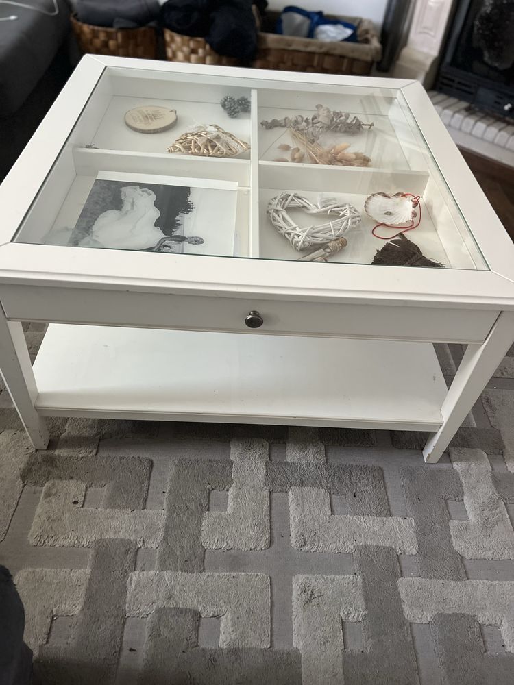 Mesa de centro com gaveta