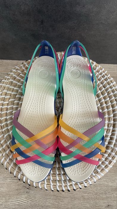 Crocs sandały Huarache Flat Multi/Cerulean Blue W10 41/42