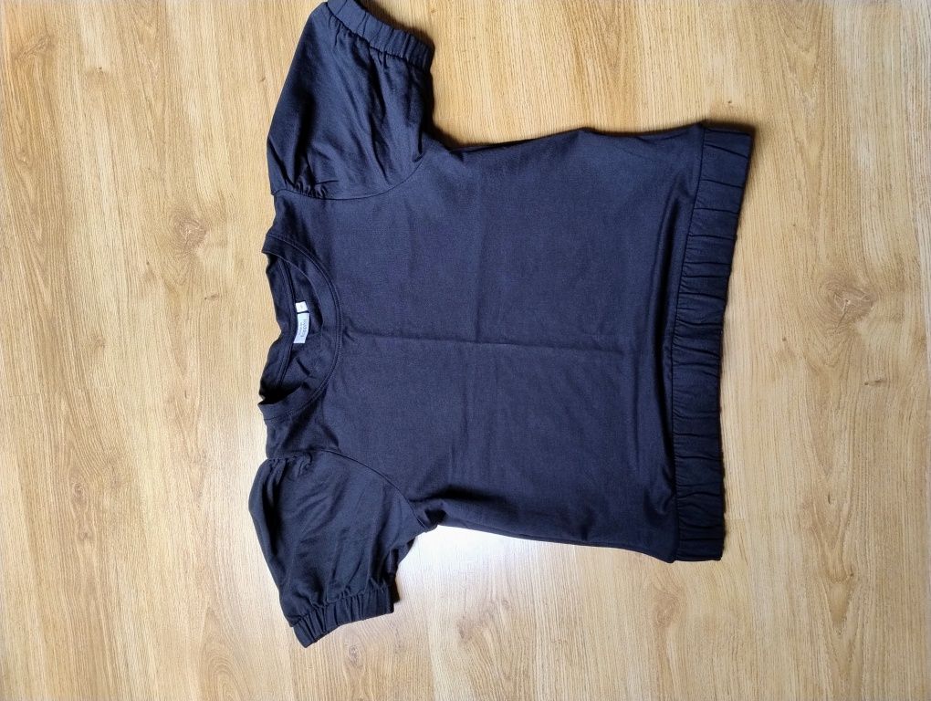 Czarny grubszy t-shirt z bufiastymi rękawami