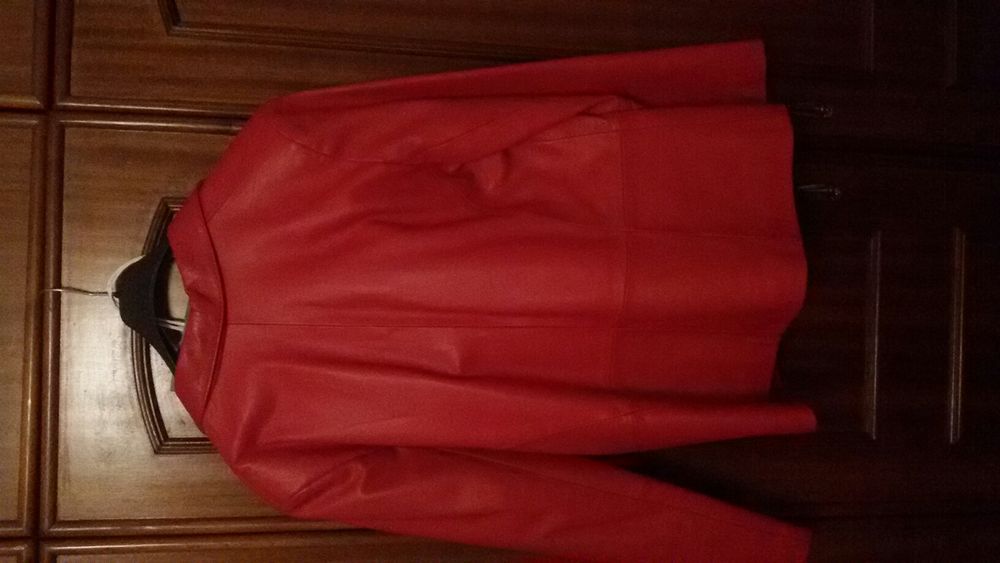 Vendo duas casacos em pele uma preta e uma vermelha.