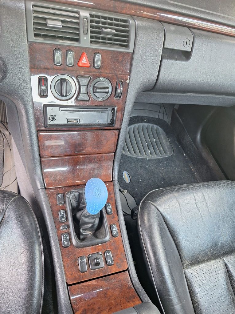 Mercedes-Benz E200 acidentado