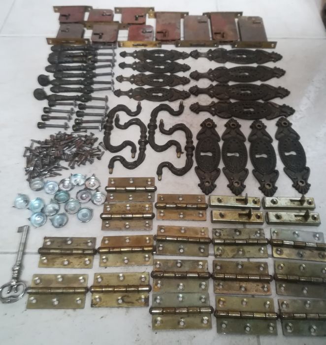 Ferragens, Fechaduras e Dobradiças de Móveis