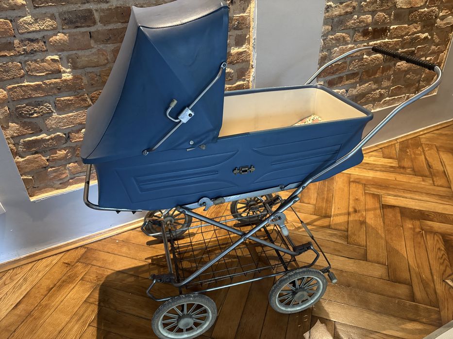 Sprzedam stary wózek dzieciecy.