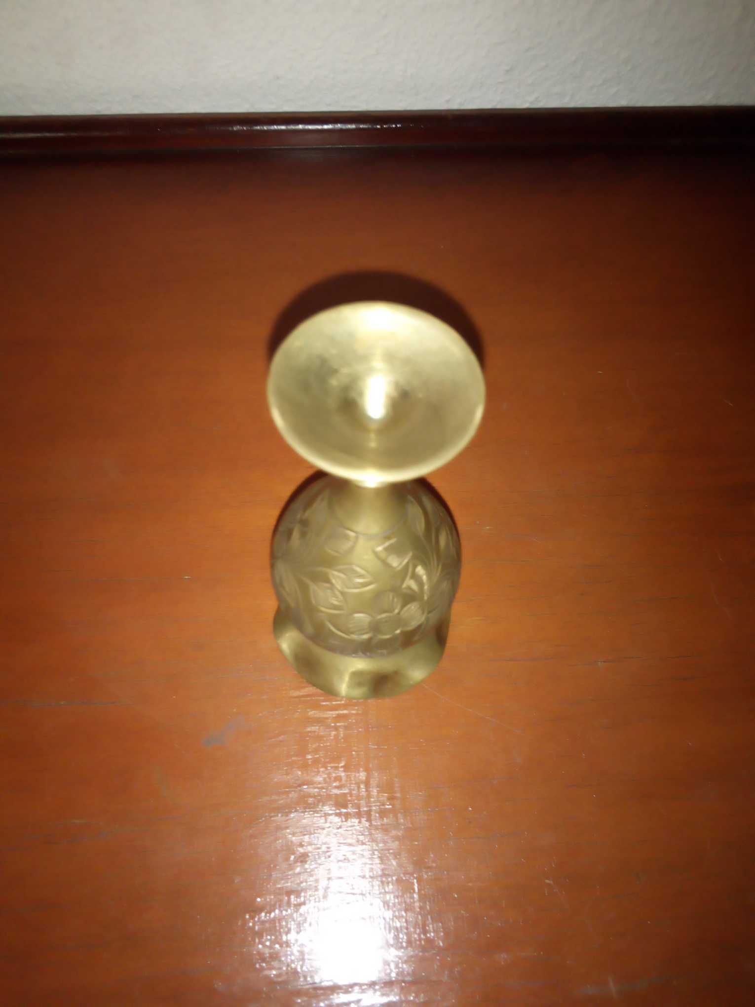 Mini jarra em latão, gravada com motivos florais, usada