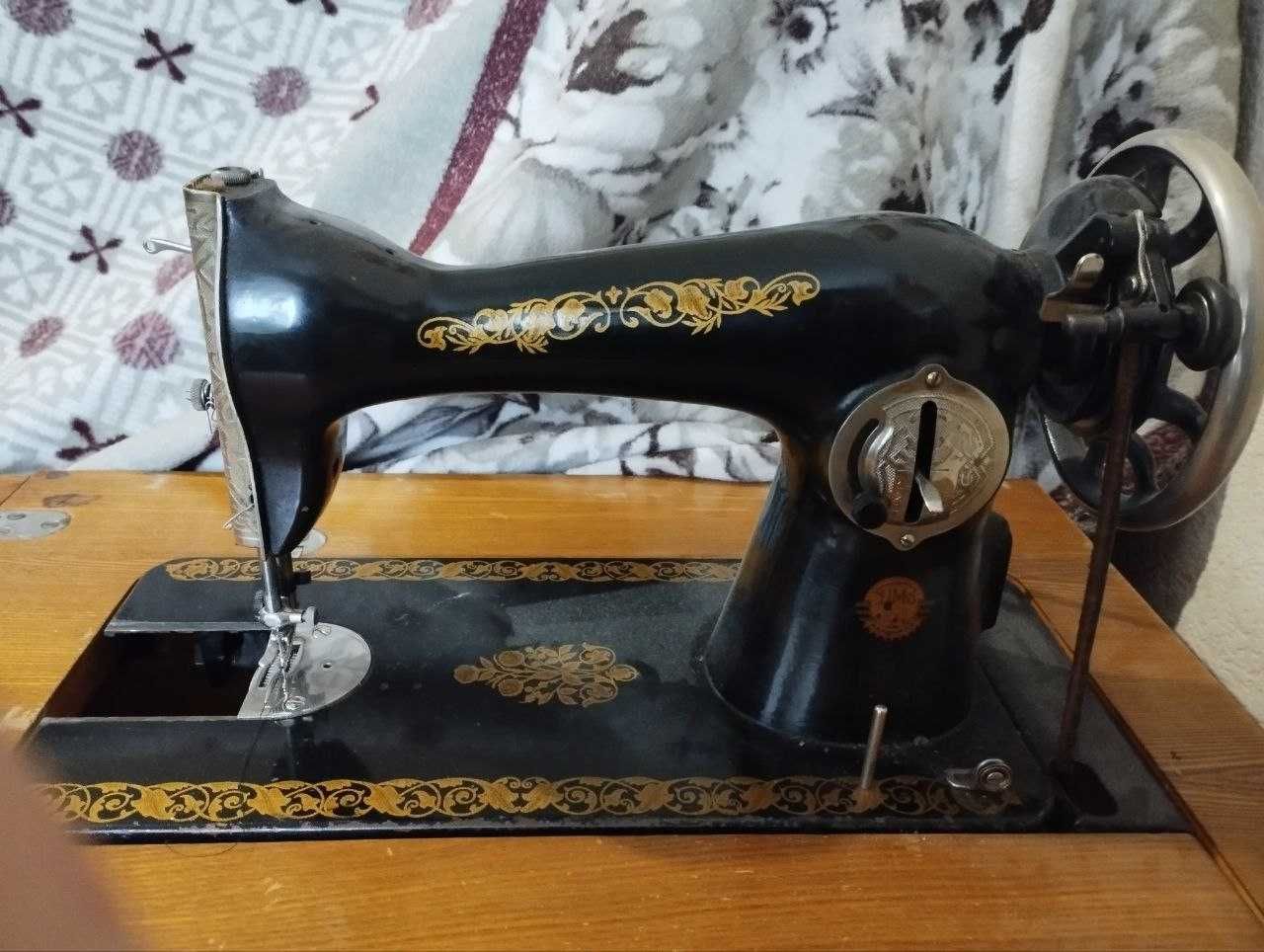 Швейная машинка ПМЗ со столом.