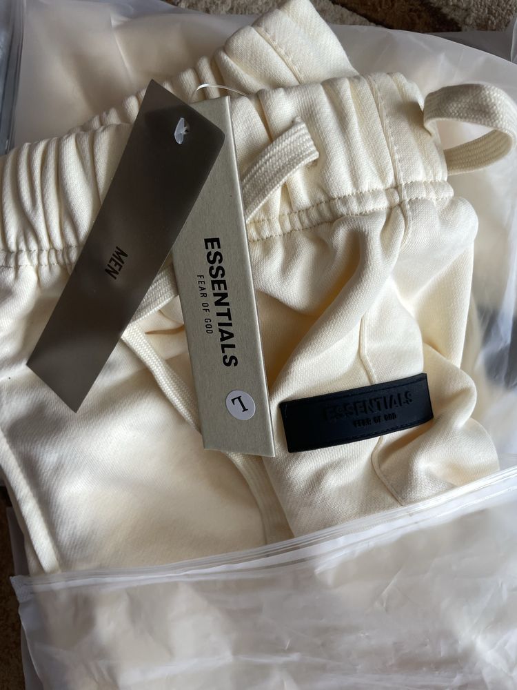 Шорти essentials