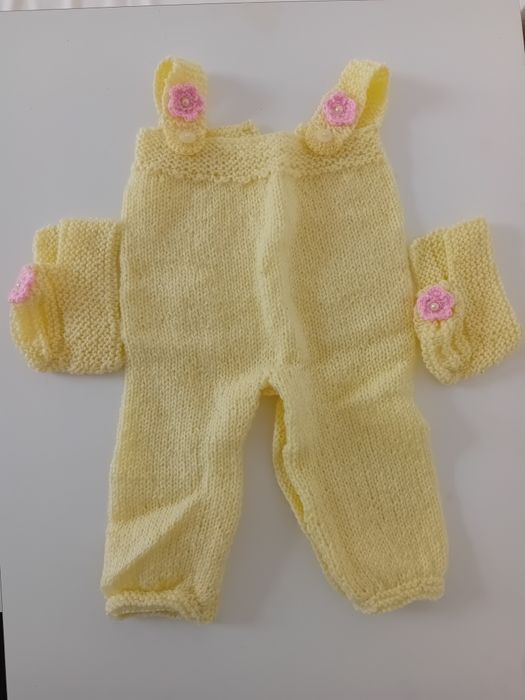 Roupa bebé feita à mão