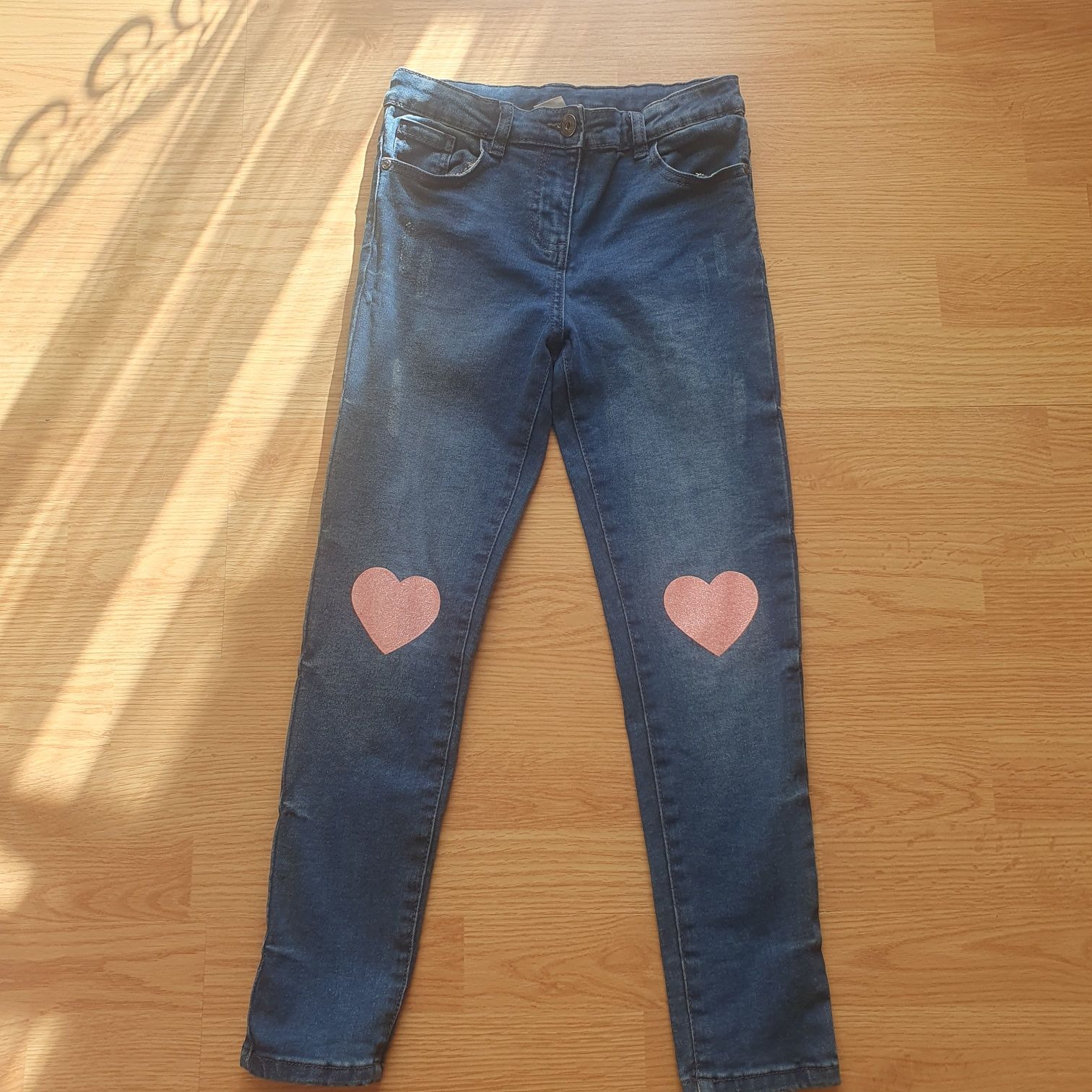 Śliczne spodnie jeans, aplikacja serce nowe bez metki 134/140 8-9 lat