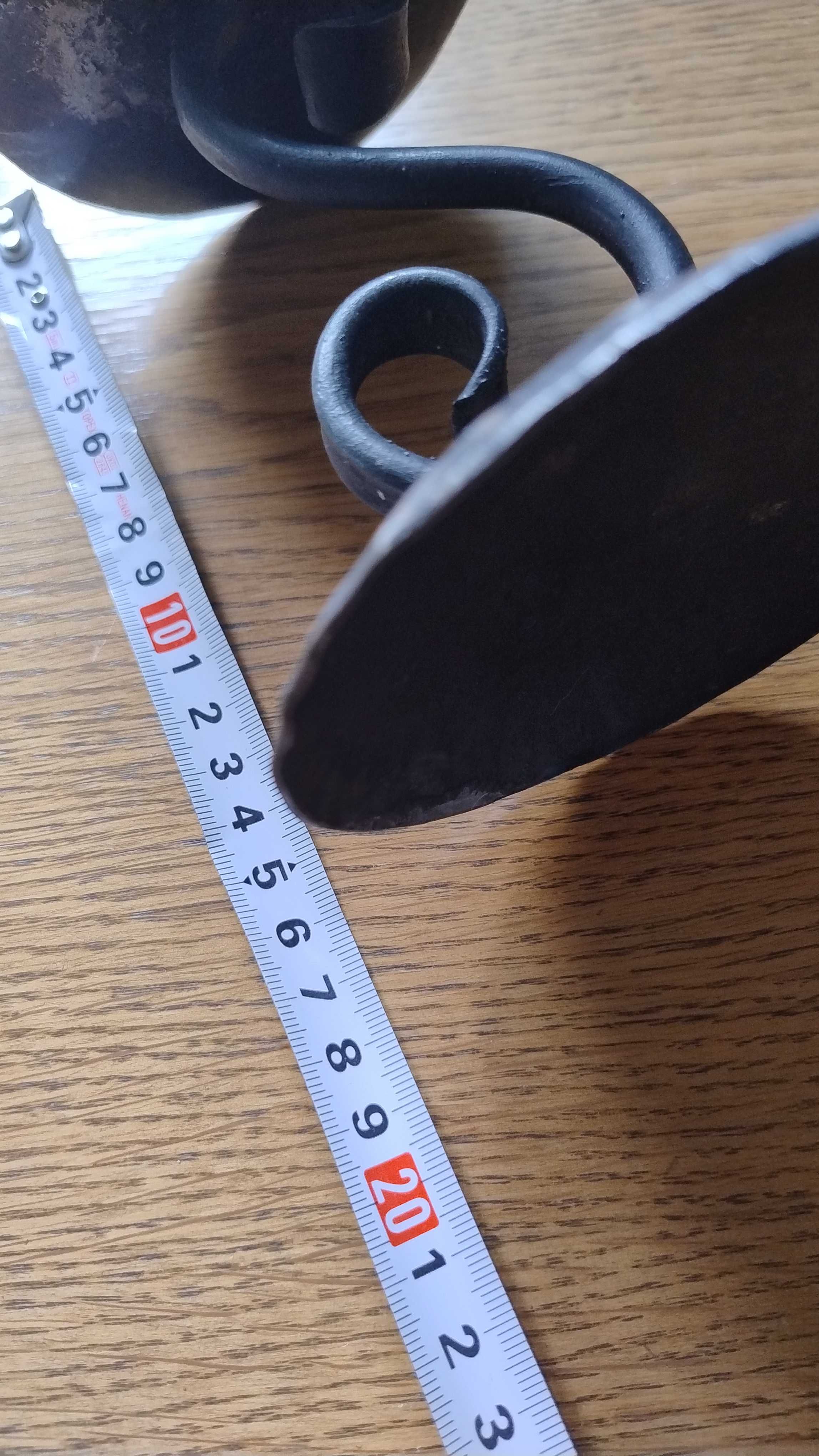 Ręcznie kuty żelazny świecznik / wys. 15 cm