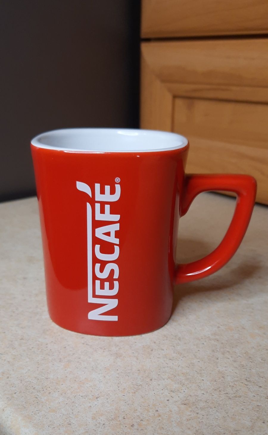 Czerwony kubek Nescafe buźka