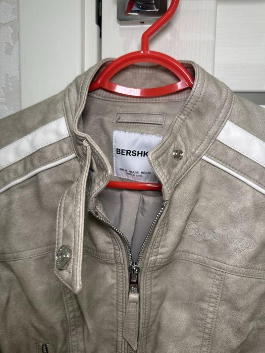 Косуха шкіряна bershka xs бежева куртка з шкірзаму байкерська