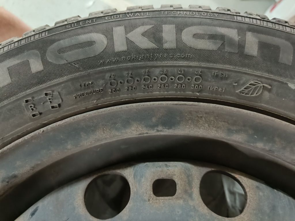 4 Opony Nokian całoroczne ze stalowymi felgami. 185/60/R15 88T XL