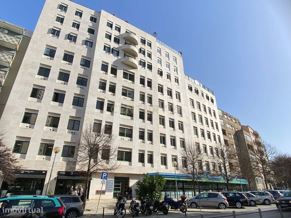 Escritório com 340 m2 na Av. Columbano Bordalo Pinheiro, Lisboa