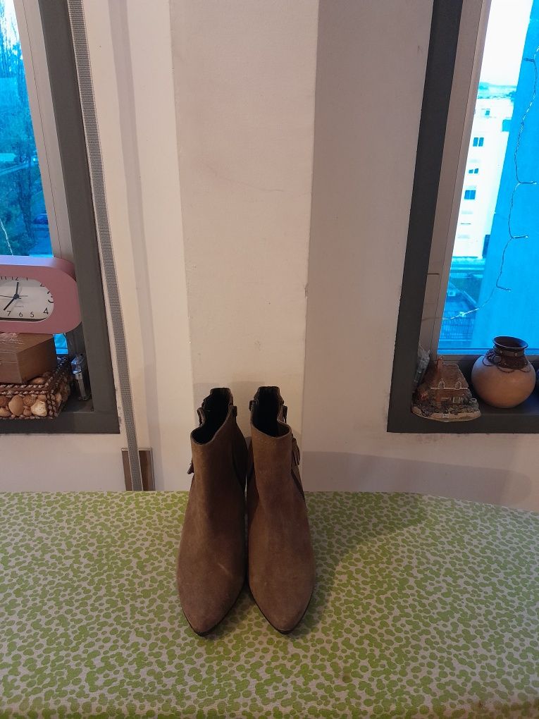 Vendo Botas de Senhora muito bonitas como novas