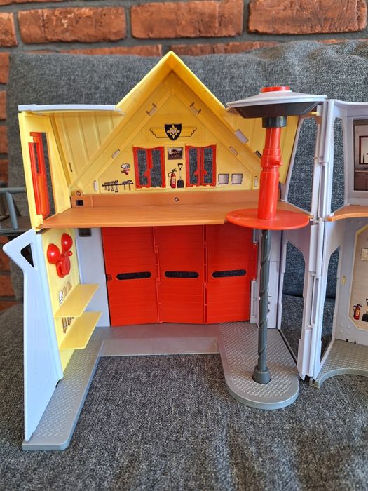 Remiza strażacka, strażak Sam