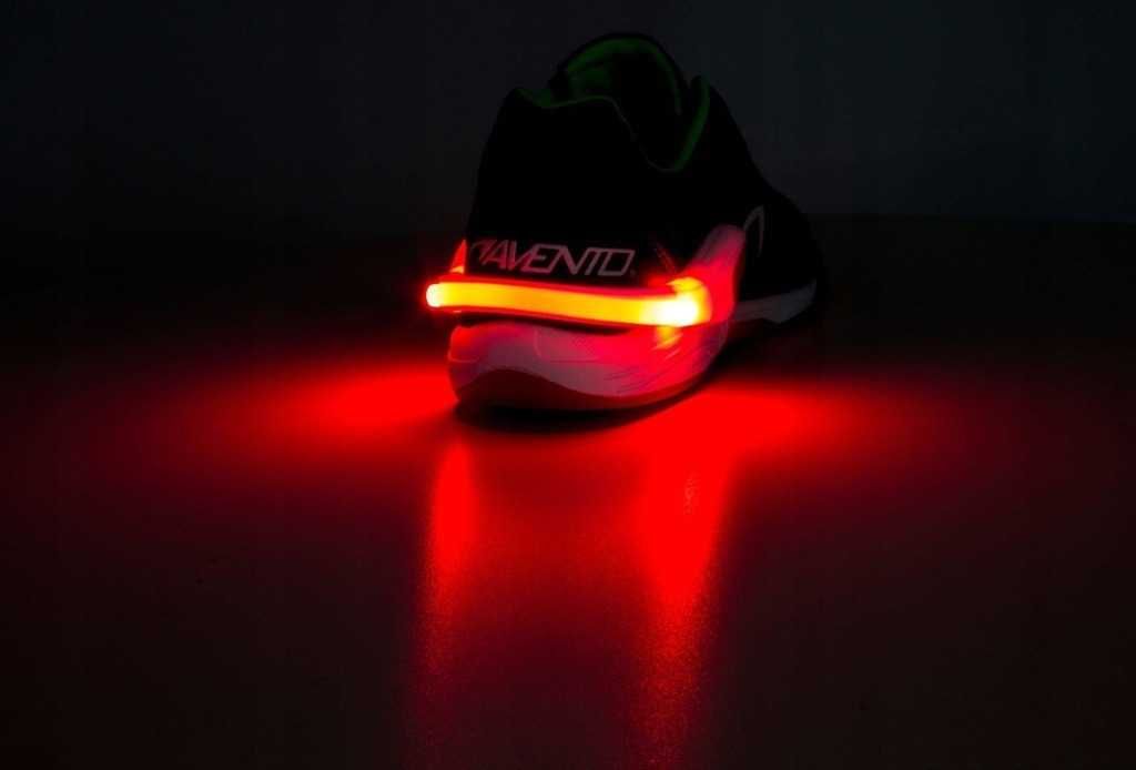 Opaska klips na buty LED firmy AVENTO kolor czerwony