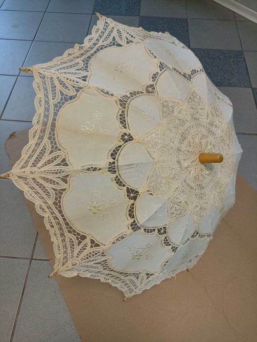 Parasolka  ecru – elegancki dodatek do zdjęć