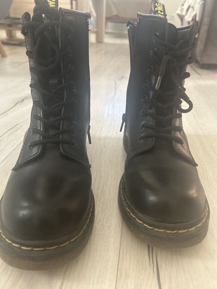 Buty skórzane w typie martensów