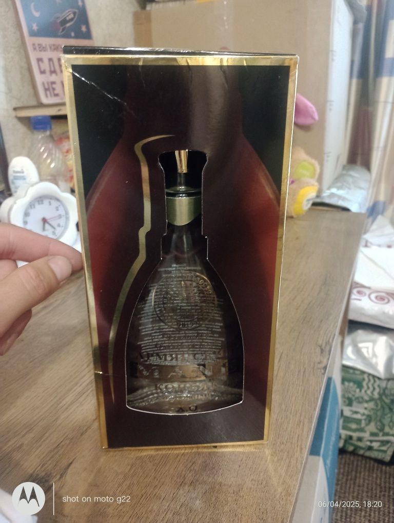 Стеклянная бутылка старая