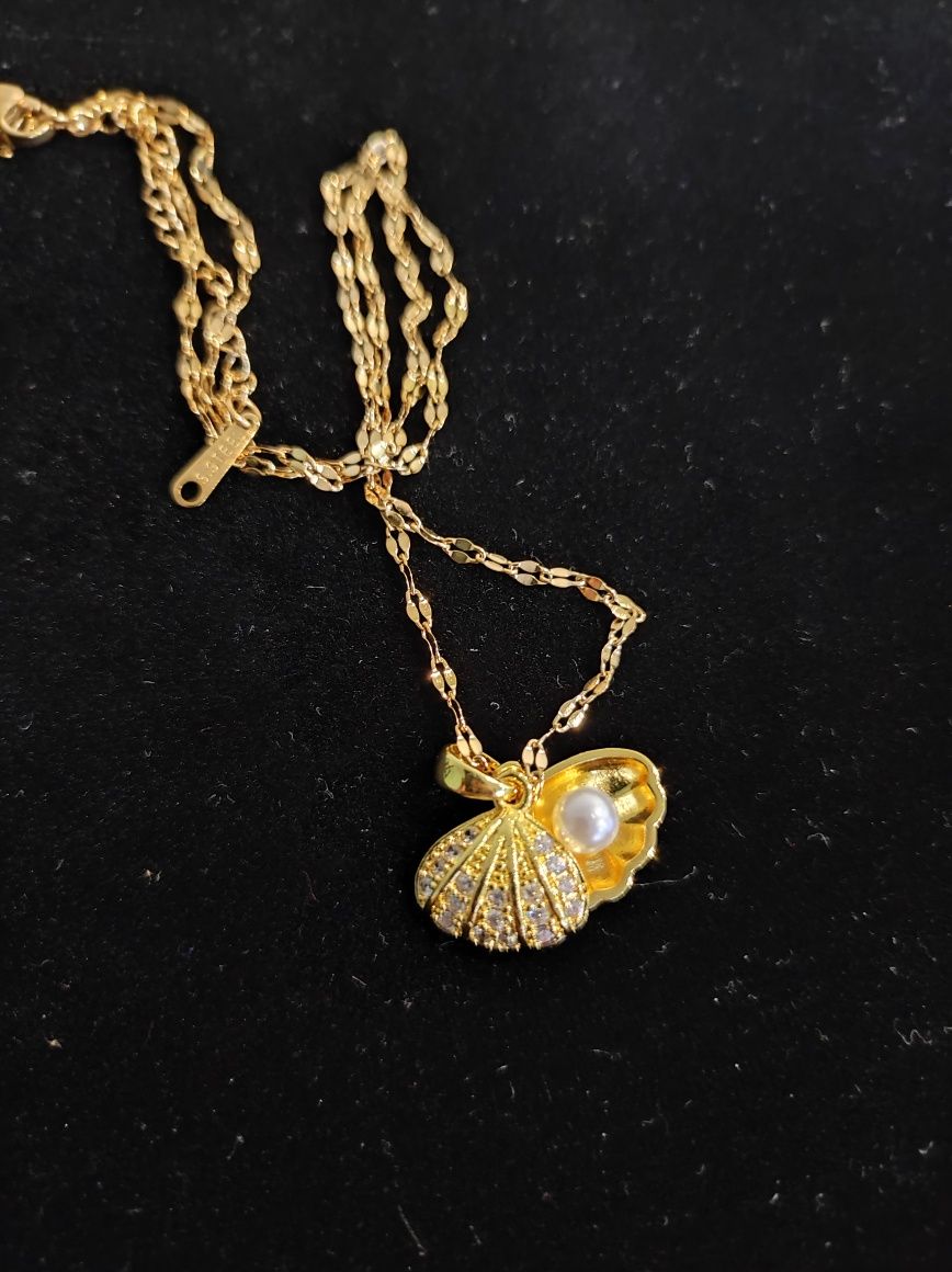 Złoty naszyjnik z perłą zawieszka