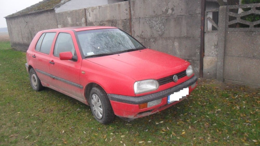 Volkswagen Golf III,1,8 benzyna,5 drzwi,hak,czerwony,na części