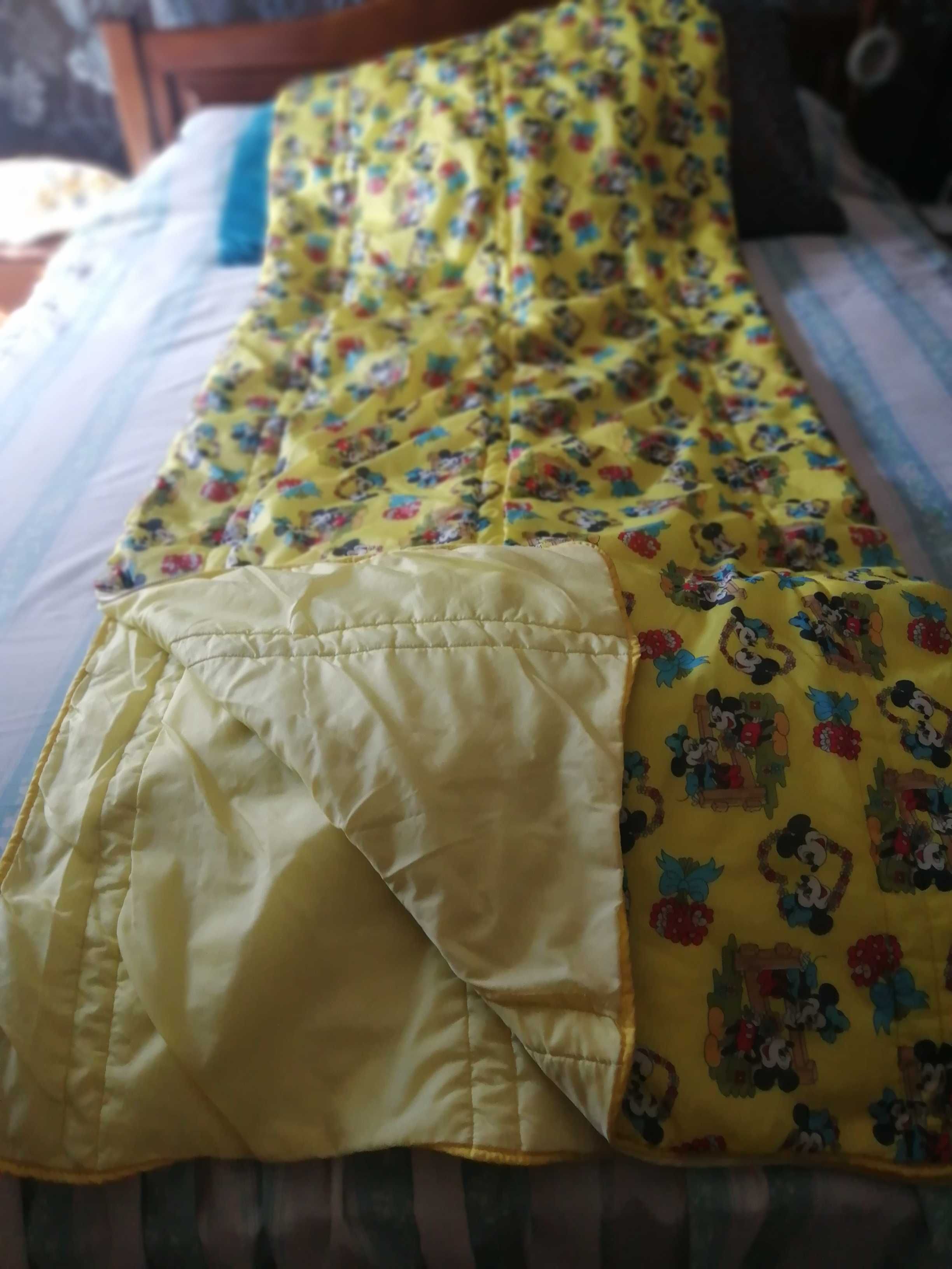 Saco-cama em tecido amarelo estampado com desenhos de Walt Disney