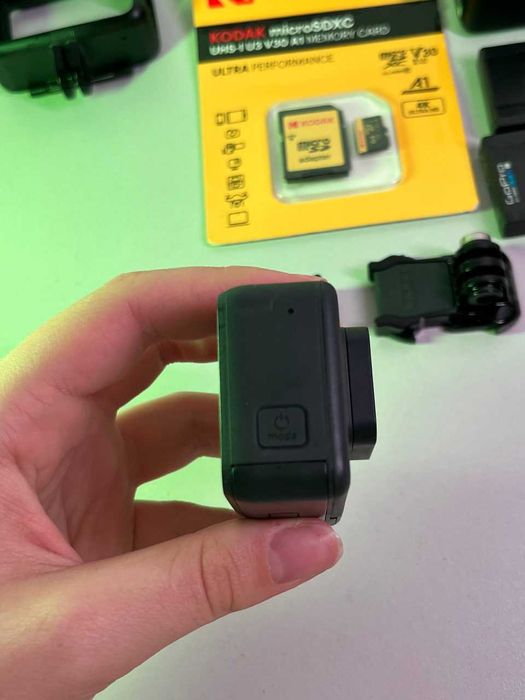 Екшн-камера GoPro HERO 7 Black з зарядною станцією в комплекті.