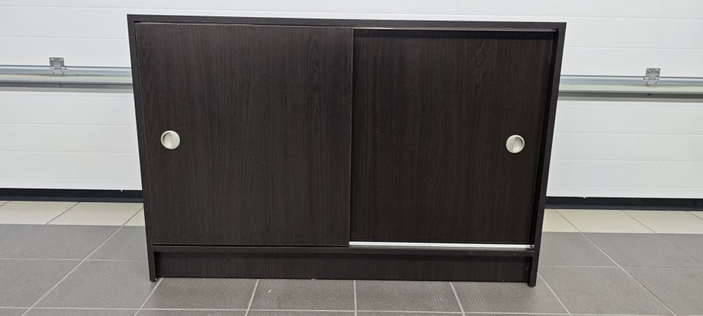 Szafka z dwoma przesuwnymi drzwiami w kolorze machoń