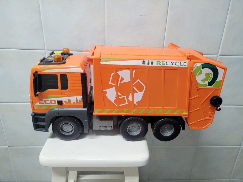 Camião do lixo em bom estado com balde incluído