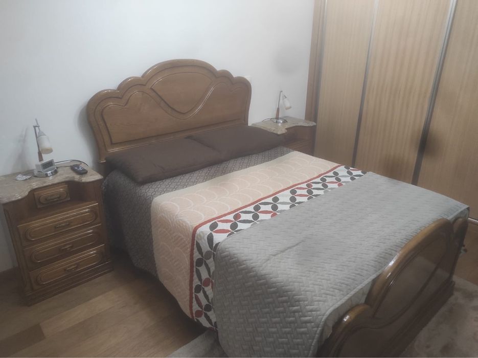 Quarto de madeira maciça