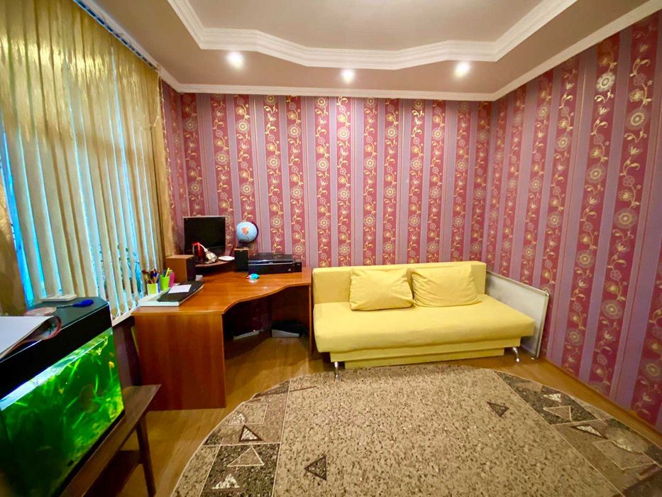 Продам 4-х комнатную квартиру на земле в центре.