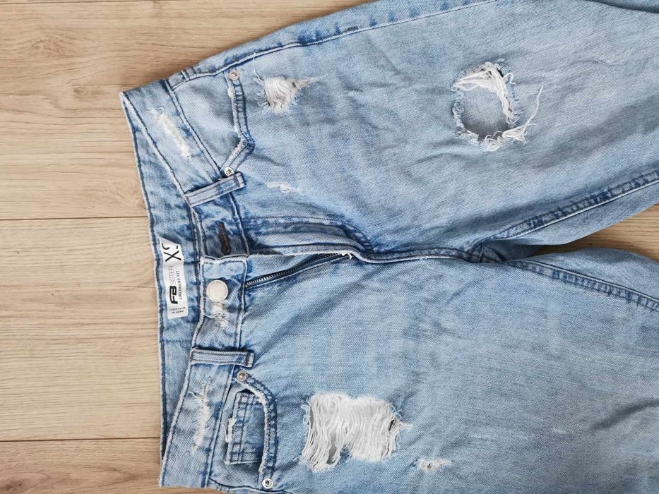 Luźne spodnie z dziurami