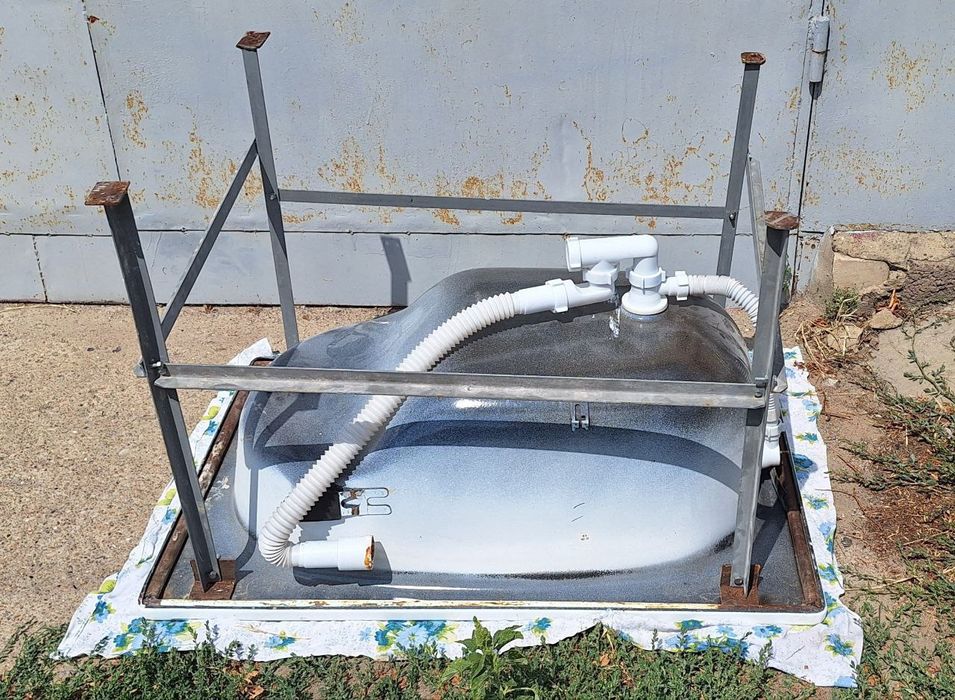 Ванна эмалярованная на металлическом каркасе. Бесплатная доставка