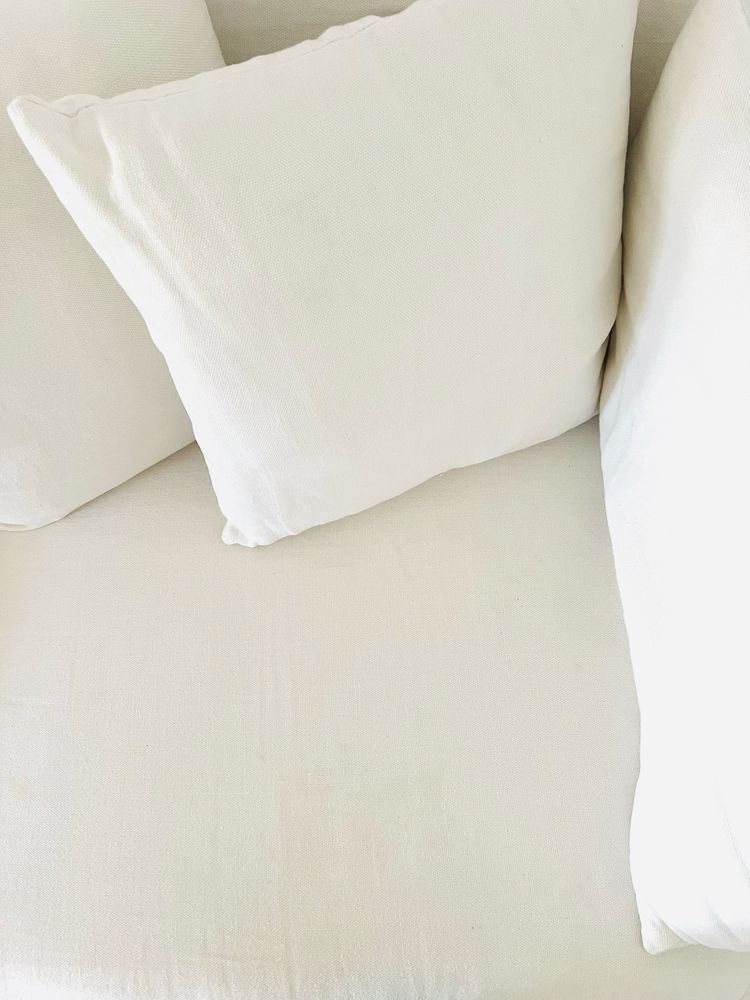 Sofá elegante em tecido branco – ótimo estado