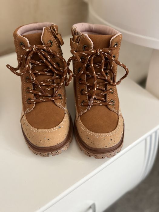 Чобітки, сапожки.