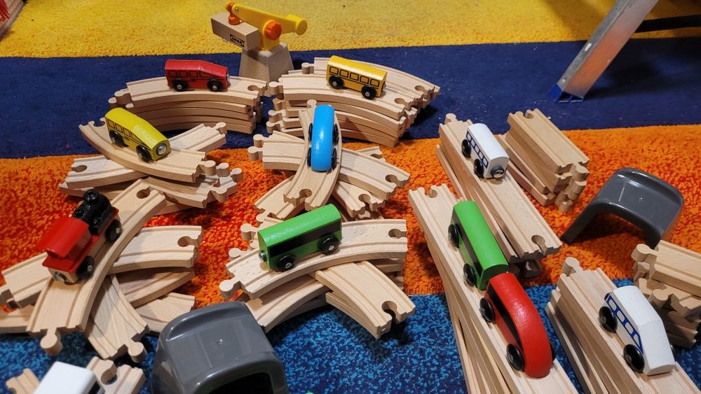 Mega zestaw drewnianych torów i pociągów od IKEA. Stan: idealny