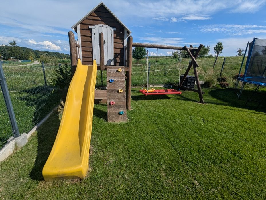 Plac zabaw z huśtawkami, zjeżdżalnią, piaskownicą, wieżą, zadaszeniem