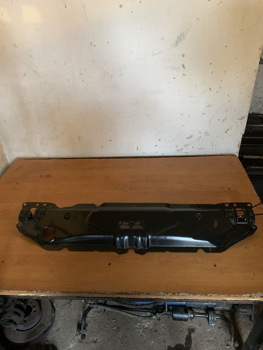Wzmocnienie górne pasa przedniego bmw e60/e61 zamek maski L + P osłona