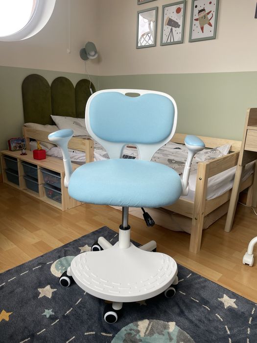 Nieużywane dziecięce krzesło obrotowe do biurka