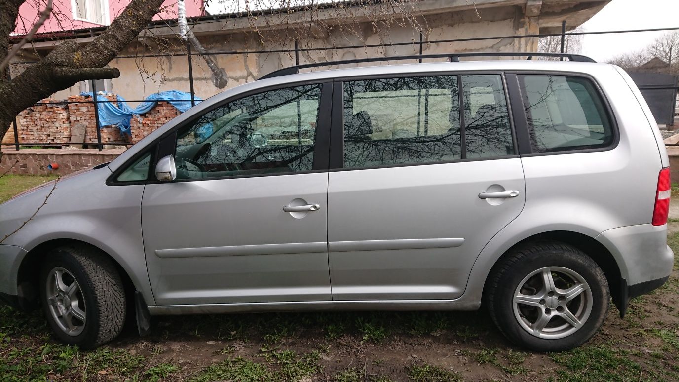 Продам volkswagen touran 1.6 fsi