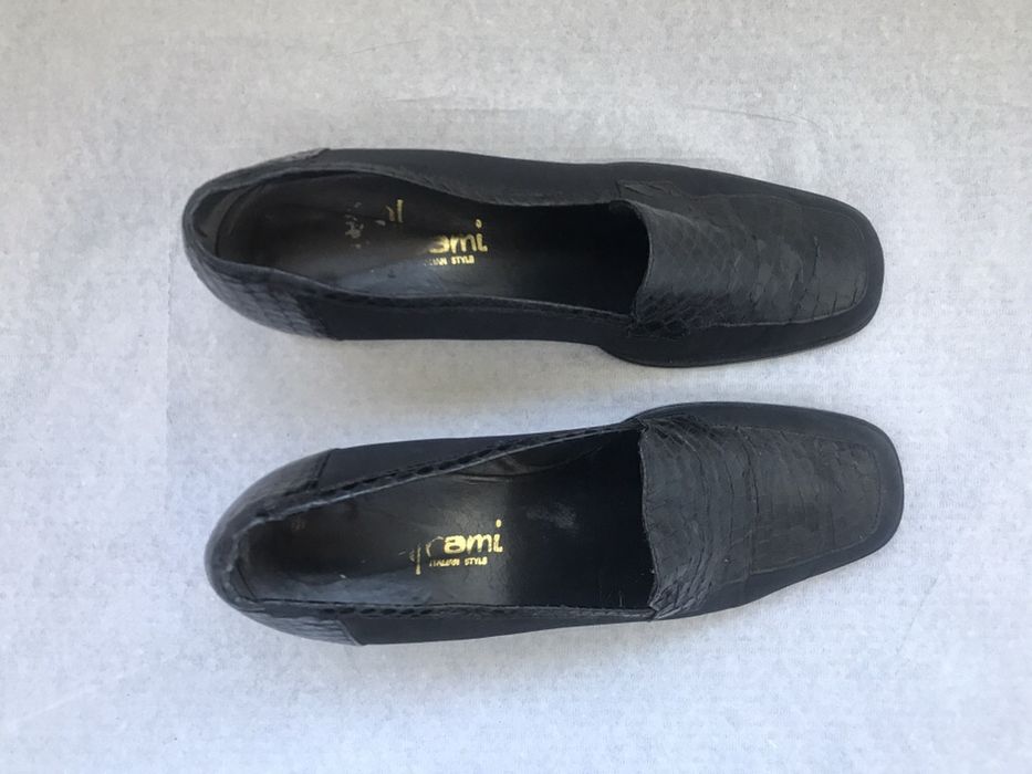 Sapatos de senhora em pele azul marinho escuro tamanho 38,5