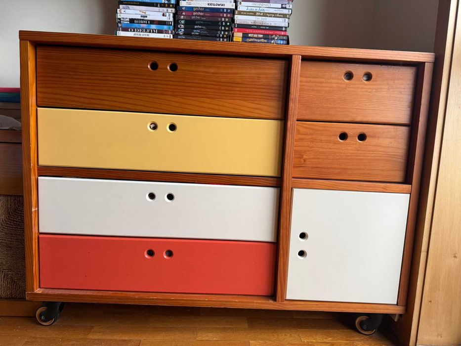 Cómoda colorida com rodas