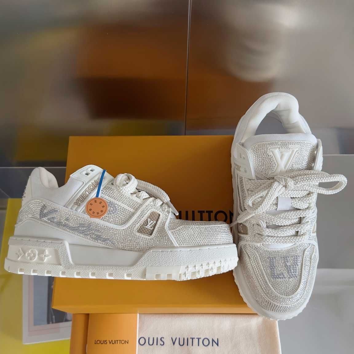Biały rhinestone LV Trainer sneakers i buty chleba