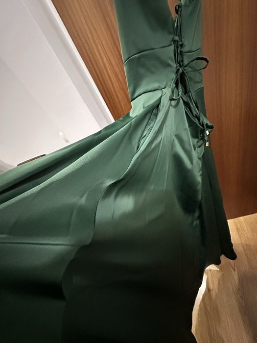 Vestido cerimónia cetim verde esmeralda Kiwini tamanho L