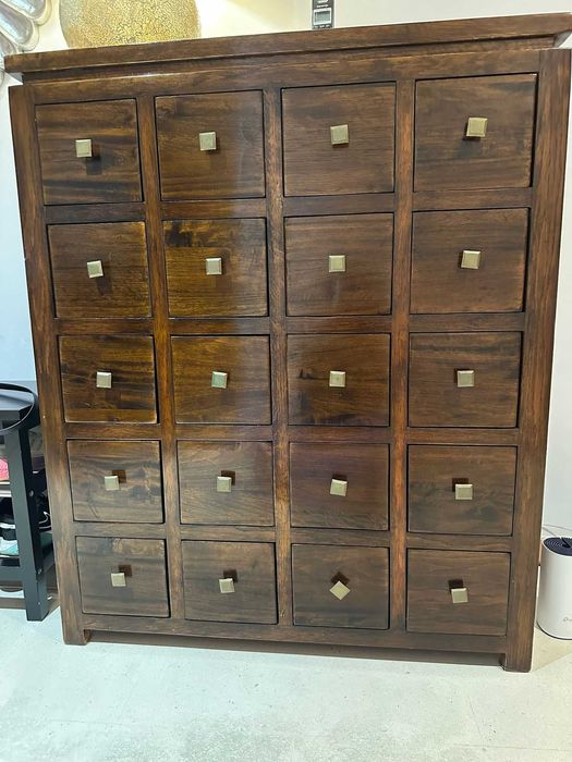 Móvel em madeira maciça com várias gavetas – qualidade e bom estado