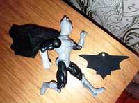 Игрушка статуэтка Бэтмена с плащём - 15 см. В груди светит лазер!
